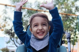 La historia de Emir es un llamado urgente a la solidaridad. Sus padres pelean contra el tiempo, con la fe de que la generosidad de la gente les permitirá darle a su hijo la oportunidad de una vida mejor. Foto: Gentileza