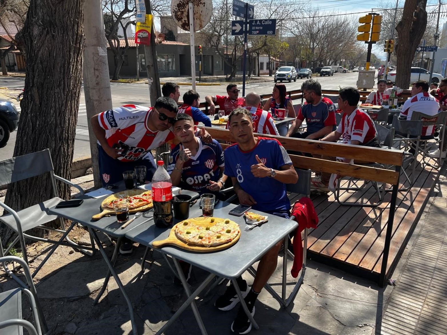 Los hinchas de Unión armaron su propia “Fiesta de la Vendimia” en Mendoza | Hinchas tatengues en Mendoza. Foto: El Litoral