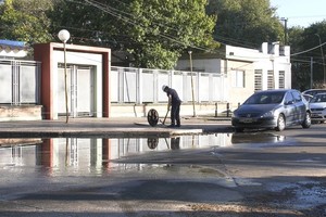Personal de Aguas Santafesinas trabajando para solucionar la fuga frente a la Escuela Avellaneda.