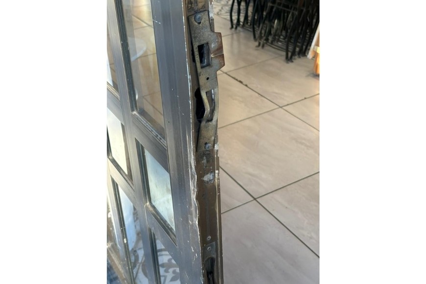 Los daños en el local reflejan la violencia con la que actuaron los delincuentes.