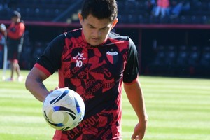 ¿El dueño de la pelota?. Luis Miguel Rodríguez, el último gran ídolo del pueblo sabalero, pisando el Cementerio de los Elefantes y con la pelota siendo parte de su cuerpo. ¿Será titular el de Simoca este lunes en el Bajo?. Foto: Manuel Fabatía.