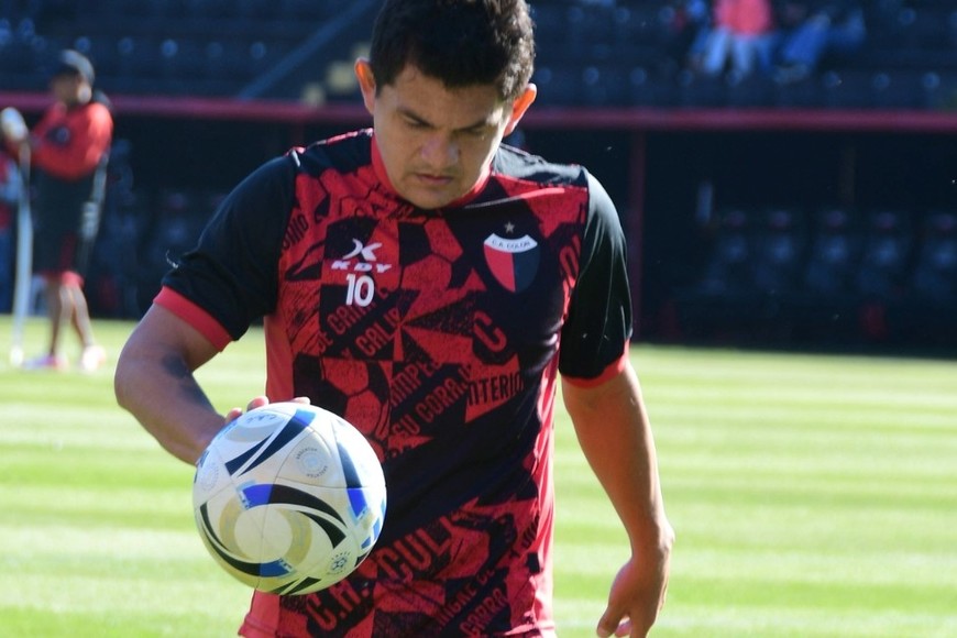 ¿El dueño de la pelota?. Luis Miguel Rodríguez, el último gran ídolo del pueblo sabalero, pisando el Cementerio de los Elefantes y con la pelota siendo parte de su cuerpo. ¿Será titular el de Simoca este lunes en el Bajo?. Foto: Manuel Fabatía.