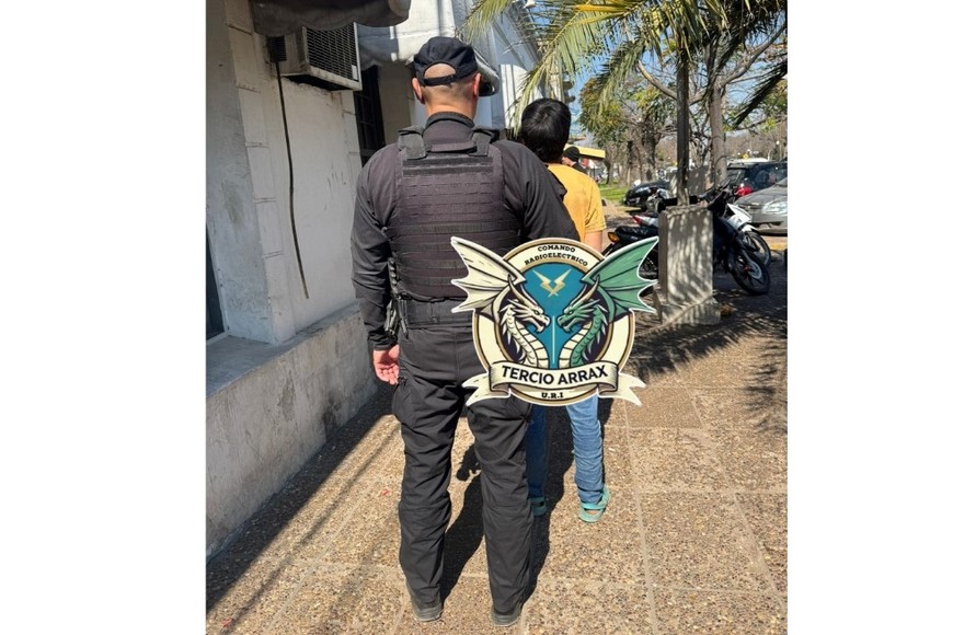 Tras ser reducido el agresor fue trasladado a sede policial.