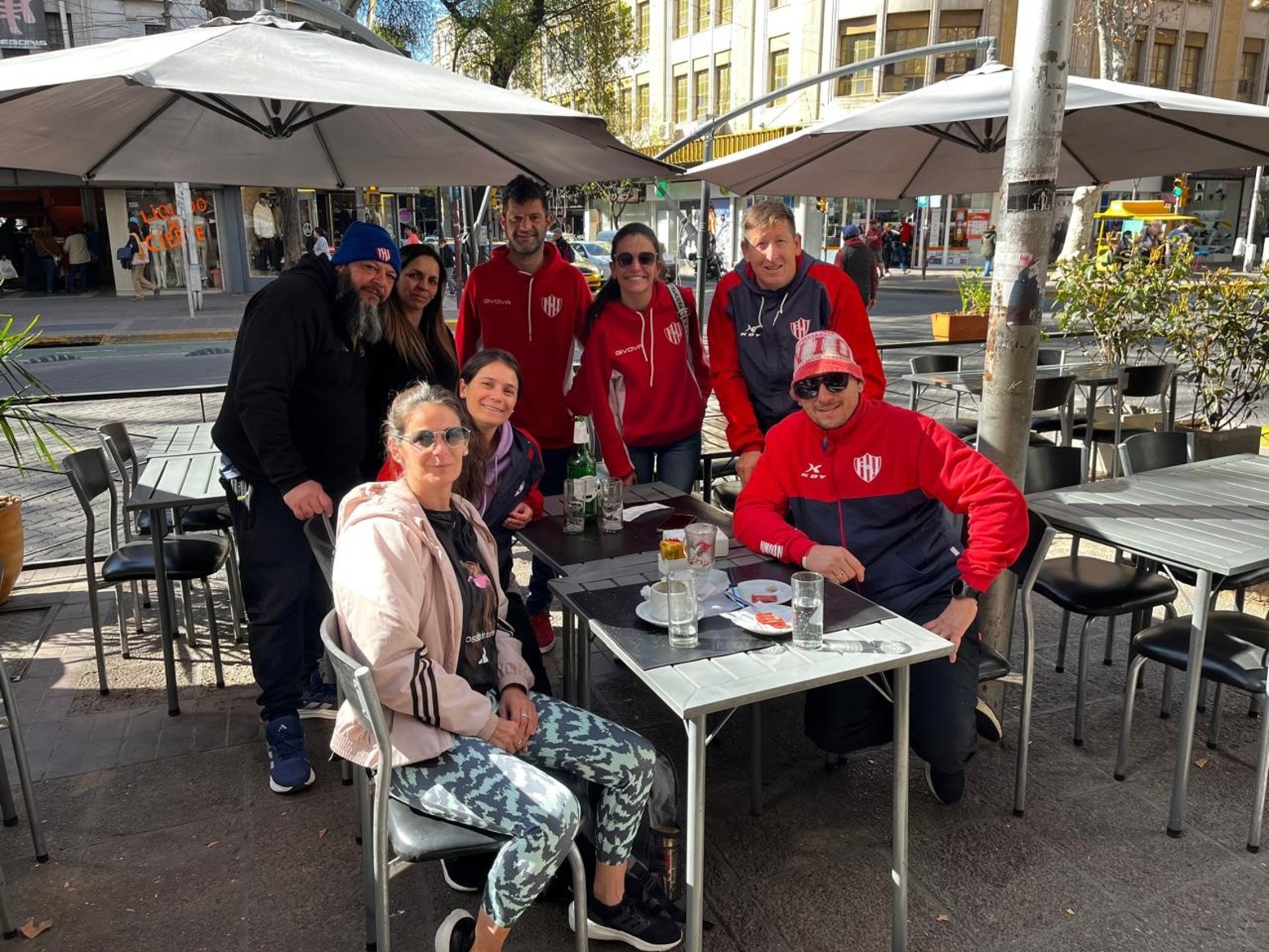 Los hinchas de Unión armaron su propia “Fiesta de la Vendimia” en Mendoza | Hinchas tatengues en Mendoza. Foto: El Litoral