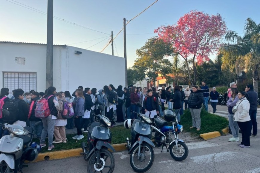 Mientras los padres abrazan la manzana de la escuela la policía investigaba un nuevo robo. Foto: Fabián Ramírez