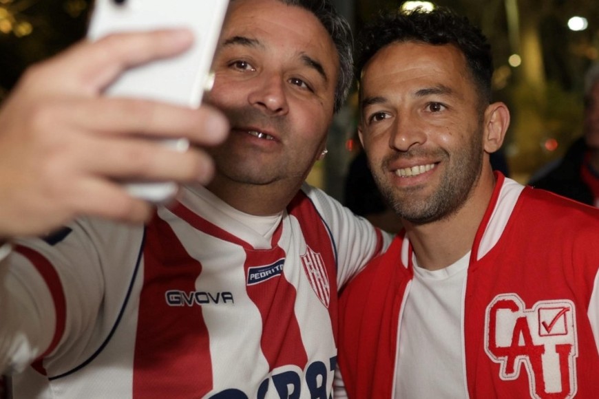 Lucas Gamba llegó a Mendoza y saludó a los hinchas tatengues. Foto: Unión.