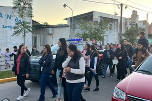 Mientras los padres abrazan la manzana de la escuela la policía investigaba un nuevo robo. Foto: Fabián Ramírez