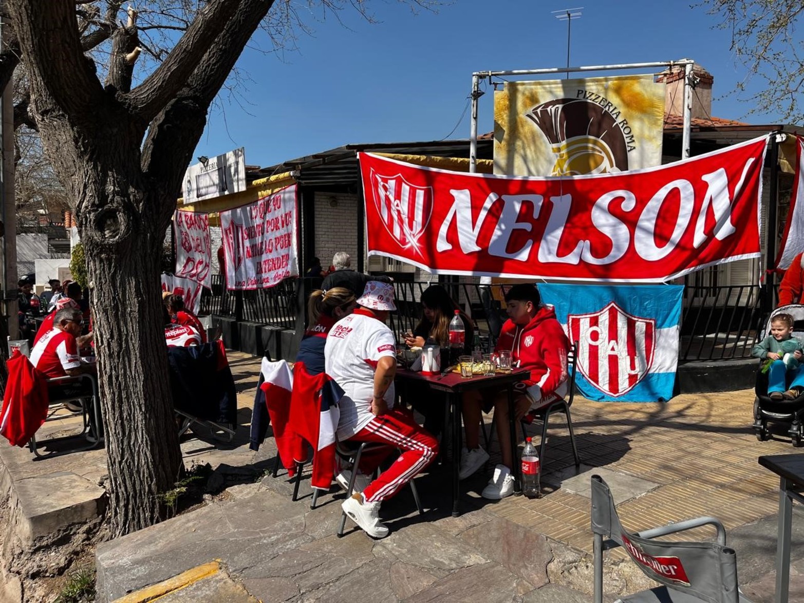 Los hinchas de Unión armaron su propia “Fiesta de la Vendimia” en Mendoza | Hinchas tatengues en Mendoza. Foto: El Litoral