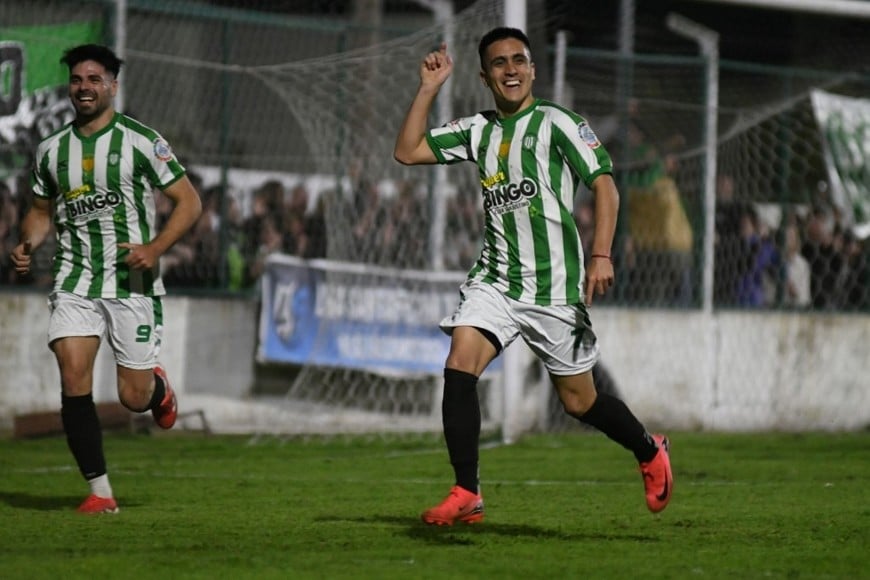 La gran figura. Nehemías González y su festejo. El goleador marcó los tantos de la victoria de Sanjustino. Crédito: Manuel Fabatía.