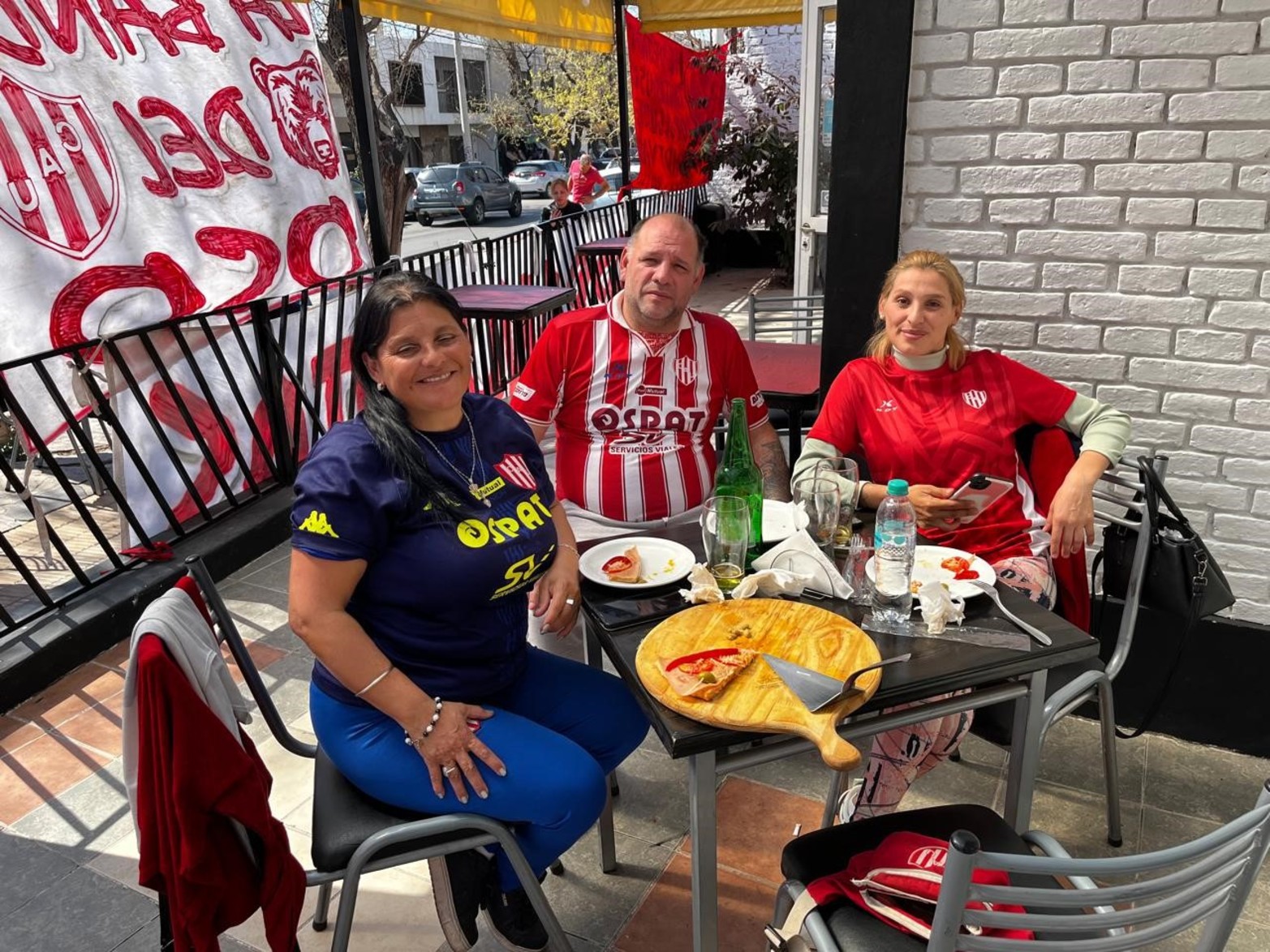 Los hinchas de Unión armaron su propia “Fiesta de la Vendimia” en Mendoza | Hinchas tatengues en Mendoza. Foto: El Litoral