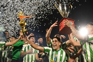 Toda la felicidad. Sanjustino se coronó campeón y todo fue fiesta de color verde y blanco. Crédito: Manuel Fabatía.