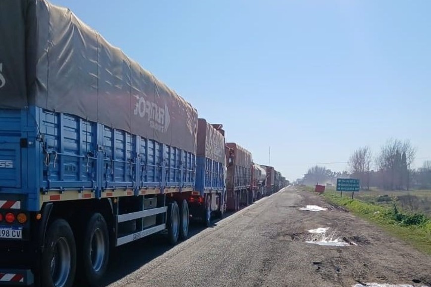 Personal de bomberos rescatando al chofer de la cabina.