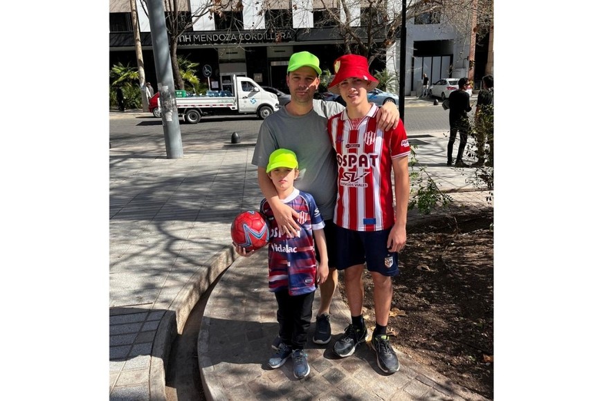 Los hinchas de Unión armaron su propia “Fiesta de la Vendimia” en Mendoza. Foto: El Litoral