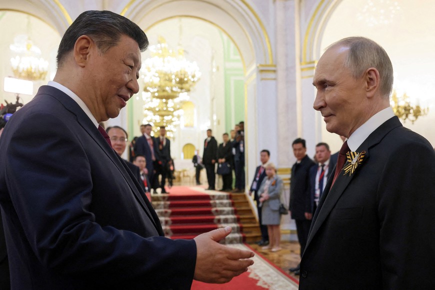 FILE PHOTO: Russian President Vladimir Putin shakes hands with Chinese President Xi Jinping during a reception at the Kremlin in Moscow, Russia, May 9, 2025. Sputnik/Mikhail Metzel/Pool via REUTERS/File Photo