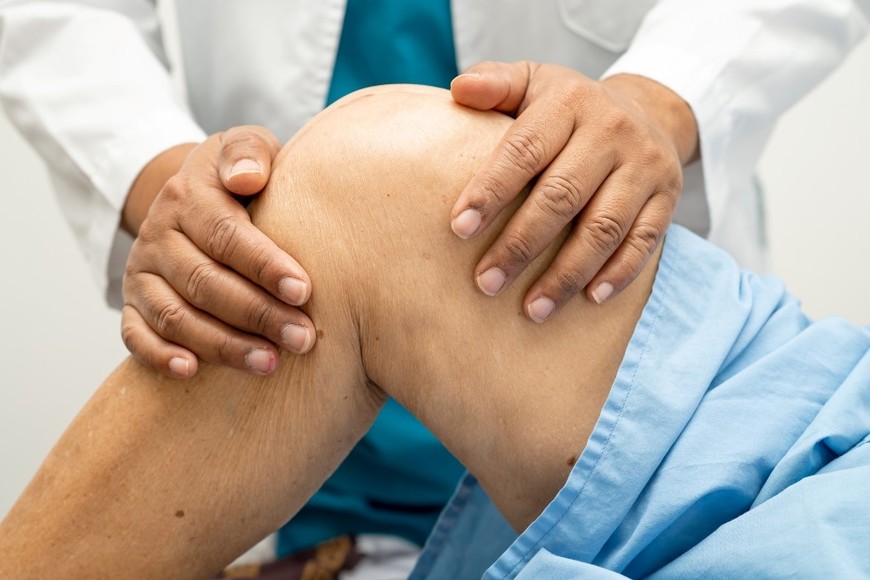 Los ejercicios recomendados son aquellos de bajo impacto y fortalecimiento muscular