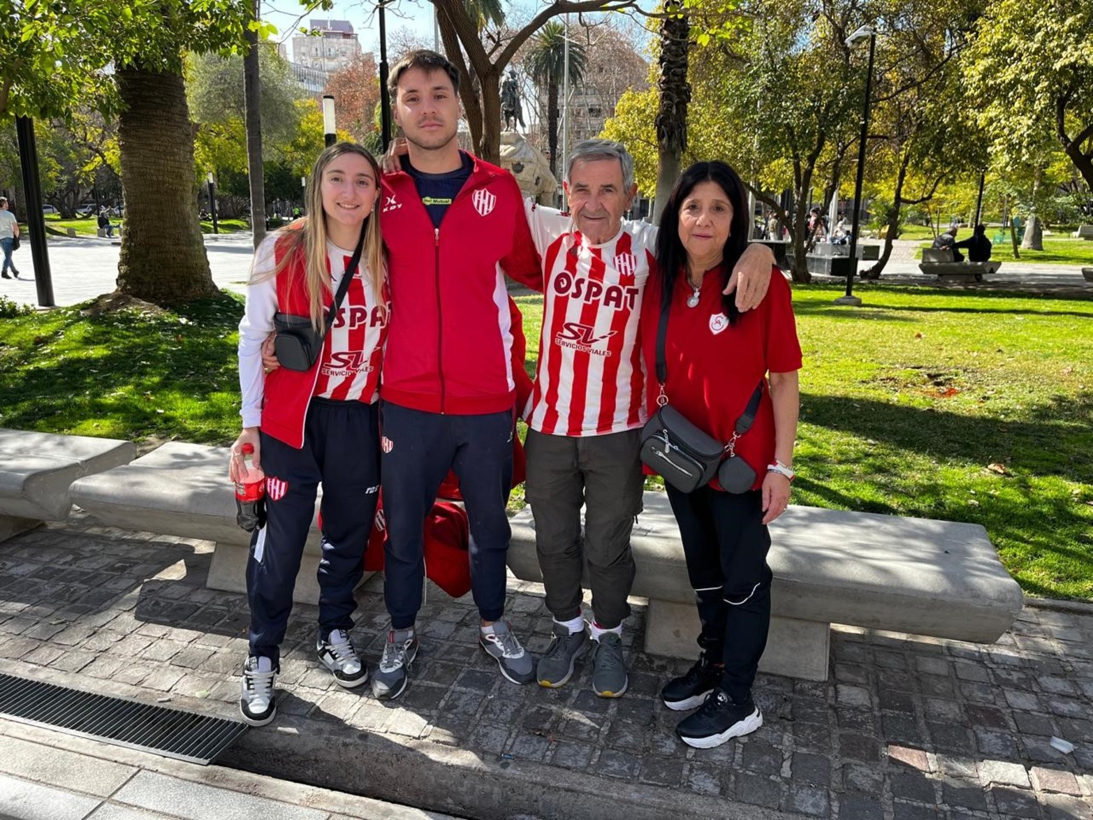 Los hinchas de Unión armaron su propia “Fiesta de la Vendimia” en Mendoza | Hinchas tatengues en Mendoza. Foto: El Litoral