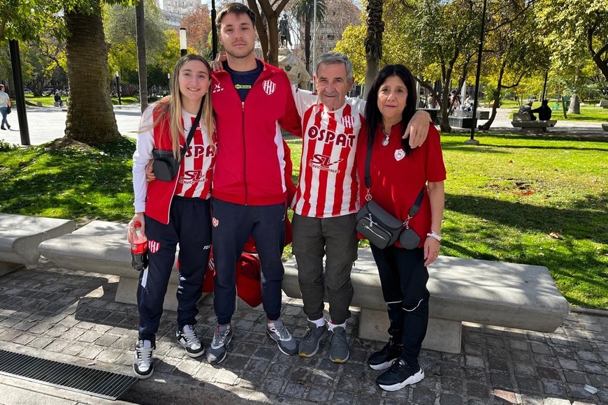 Los hinchas de Unión armaron su propia “Fiesta de la Vendimia” en Mendoza | Hinchas tatengues en Mendoza. Foto: El Litoral