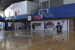 Los chicos del club de barrio Guadalupe se preparan para la continuidad del torneo local y la experiencia internacional. Crédito: El Litoral
