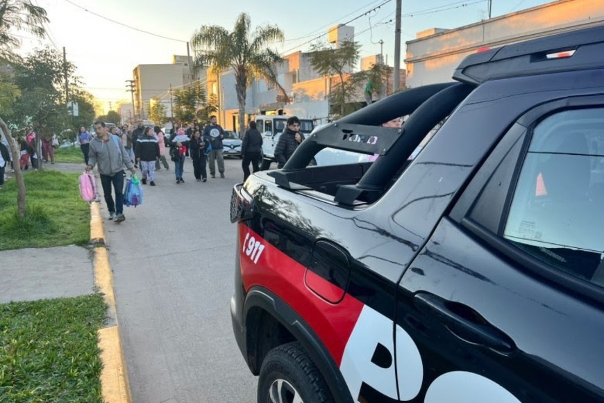 Mientras los padres abrazan la manzana de la escuela la policía investigaba un nuevo robo. Foto: Fabián Ramírez