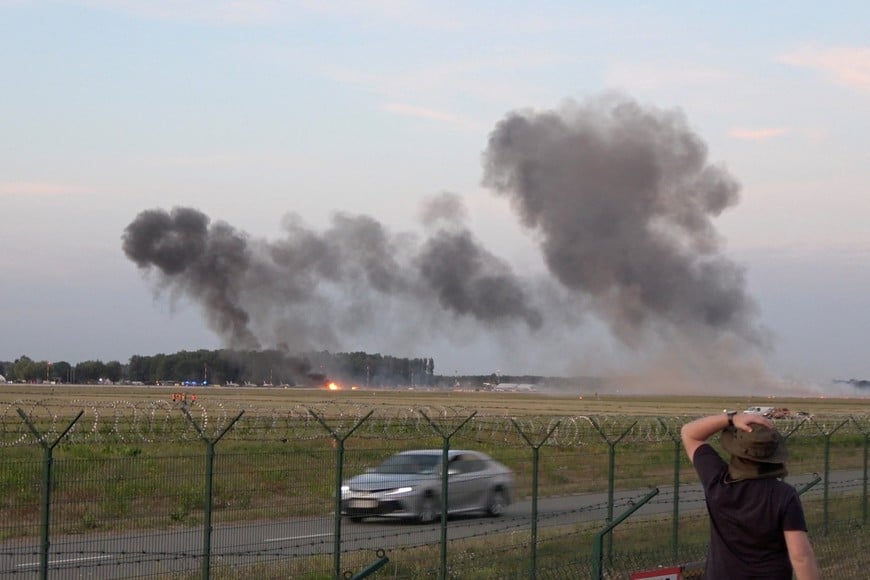 A man reacts after a Polish Air Force F-16 fighter jet crashed during rehearsal for the annual Radom Air Show, killing the pilot, in Radom, Poland, August 28, 2025, in this still image obtained from social media video. EPRA SKYLINE/Damian Banasik via REUTERS  THIS IMAGE HAS BEEN SUPPLIED BY A THIRD PARTY. MANDATORY CREDIT. NO RESALES. NO ARCHIVES.