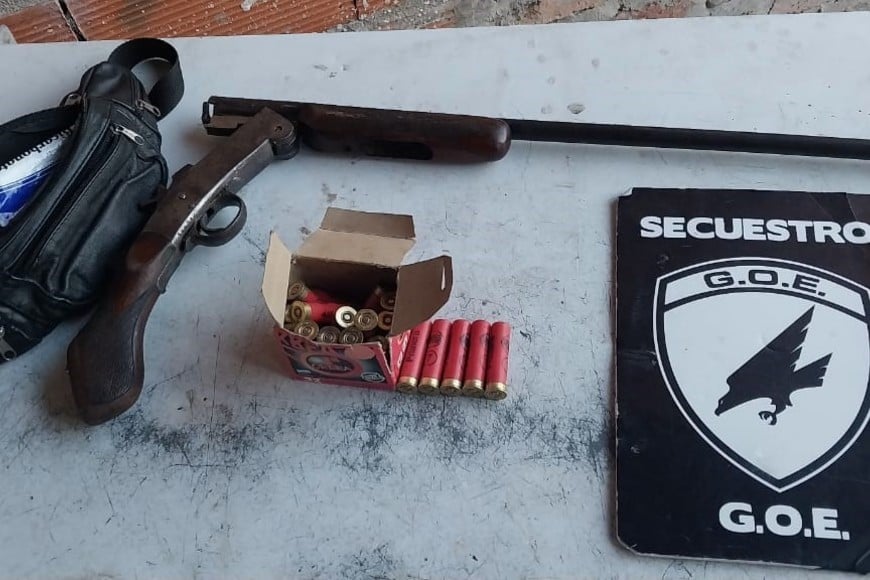 Los agentes se incautaron de un arma de fuego que estaba en poder de los sospechosos.