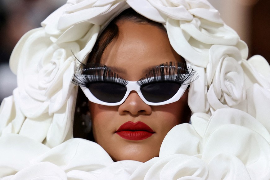 Rihanna poses at the Met Gala, an annual fundraising gala held for the benefit of the Metropolitan Museum of Art's Costume Institute with this year's theme "Karl Lagerfeld: A Line of Beauty", in New York City, New York, U.S., May 1, 2023. REUTERS/Andrew Kelly     TPX IMAGES OF THE DAY