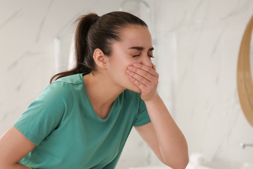 Los síntomas característicos incluyen diarrea, fiebre y calambres estomacales