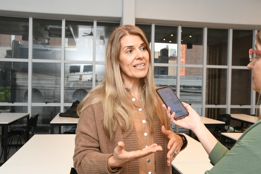 Liliana Dillon, decana de la FCE, adelantó que están preparando un programa de streaming. Crédito: Manuel Fabatía