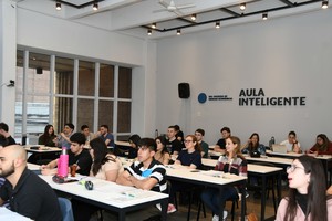 El aula está preparada para clases híbridas, tanto presenciales como remotas, gracias a una cámara robótica 360°, micrófonos de alta calidad y conectividad de alta velocidad. Crédito: Manuel Fabatía