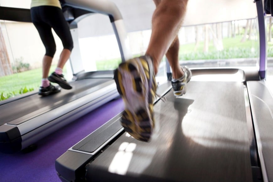 El ejercicio constante en la cinta fortalece piernas y glúteos.