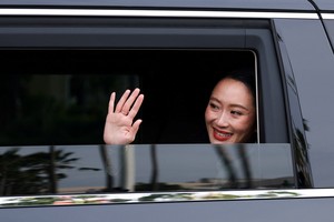 Paetongtarn Shinawatra, primera ministra tailandesa, saliendo de la casa de gobierno este viernes. Crédito: REUTERS/Chalinee Thirasupa