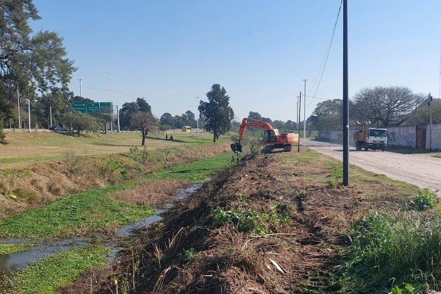 Limpieza y mantenimiento de los sistemas hídricos de la ciudad, algo clave para recibir las lluvias. MCSF