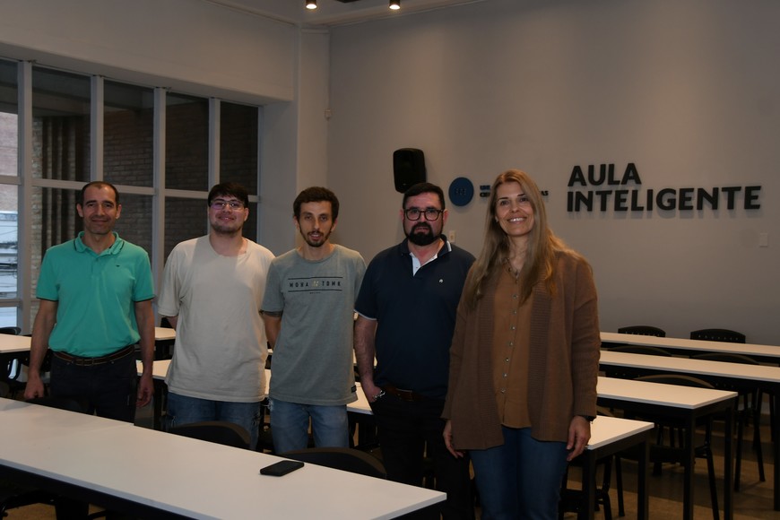 La decana junto al equipo de la DTI de la facultad. Crédito: Manuel Fabatía