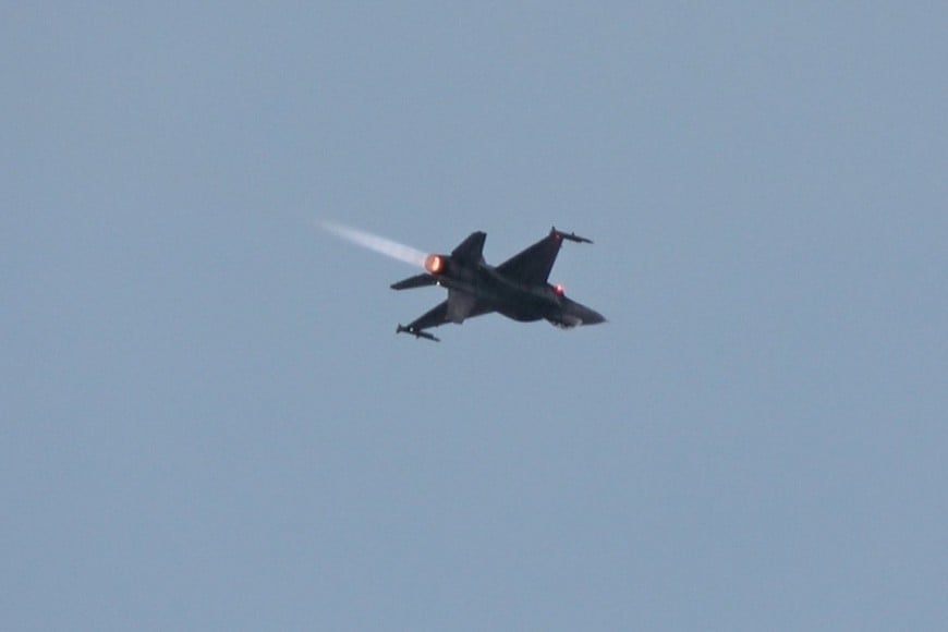 Polish Air Force F-16 fighter jet flies during rehearsal for the annual Radom Air Show, moments before crashing, in Radom, Poland, August 28, 2025, in this still image obtained from social media video. EPRA SKYLINE/Damian Banasik via REUTERS  THIS IMAGE HAS BEEN SUPPLIED BY A THIRD PARTY. MANDATORY CREDIT. NO RESALES. NO ARCHIVES.