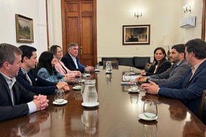 Además del acuerdo, las autoridades de turismo de ambas provincias mantuvieron una reunión con el gobernador de Santa Fe, Maximiliano Pullaro.