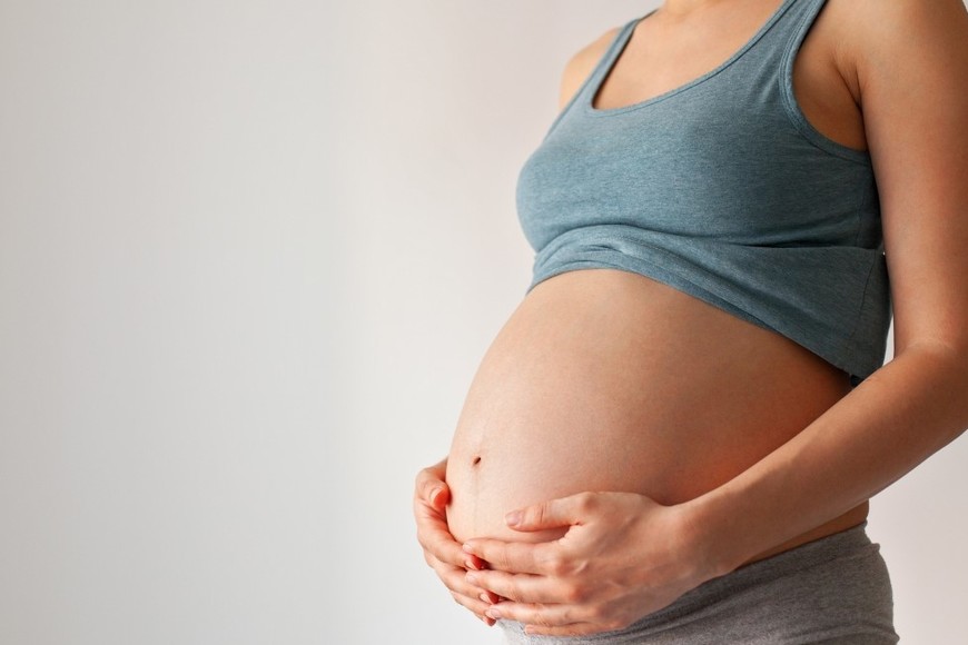 La principal vía de transmisión es de madre a hijo durante el embarazo, el parto o la lactancia.