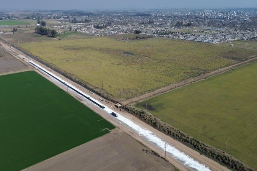"El comienzo de los trabajos de asfalto sin dudas marca otro paso importante que estamos dando con esta construcción", destacó el ministro Enrico. Foto: MVT