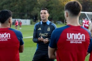 Scaloni dialogó con Leonardo Madelón y luego se sacó fotos con todo el grupo.Foto: C. A. Unión