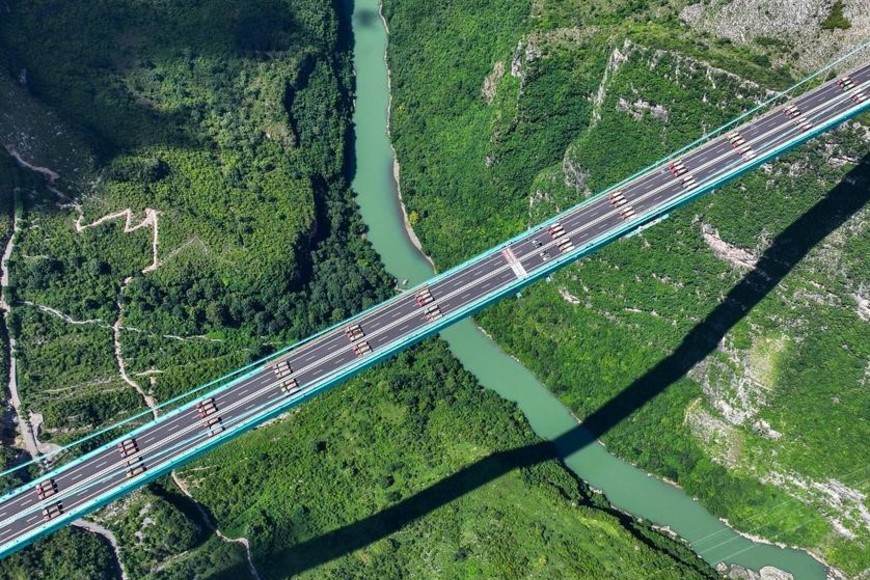 El imponente puente de Huajiang redujo el tiempo de viaje entre Liuzhi y Xifeng de cinco horas a apenas una..