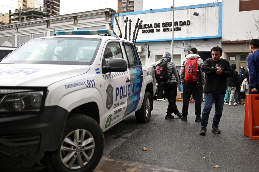 Universidad de Chile fans gather to wait for the release of fellow supporters detained after clashes with Independiente fans, which led to the suspension of their Copa Sudamericana match, outside a police station, in Avellaneda, Argentina, August 22, 2025. REUTERS/Pedro Lazaro Fernandez