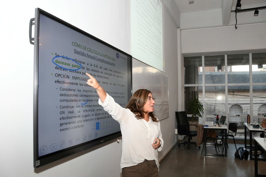 La vedette del aula es la pantalla táctil de 75 pulgadas, que permite una experiencia inmersiva: se puede escribir, subrayar, resaltar y trabajar directamente sobre hojas de cálculo o diagramas. Crédito: Manuel Fabatía