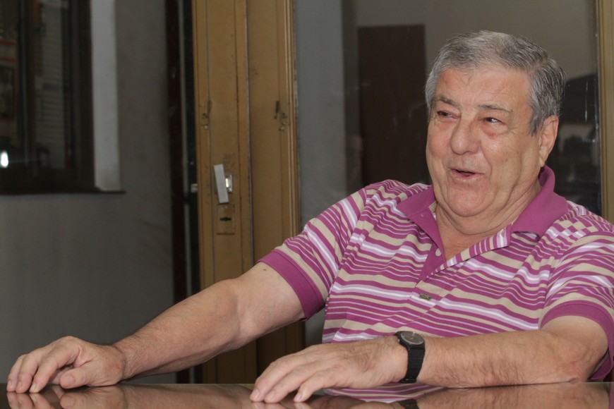 Serenotti, auténtico. El ex Colón en su visita a El Litoral. Crédito: Manuel Fabatía