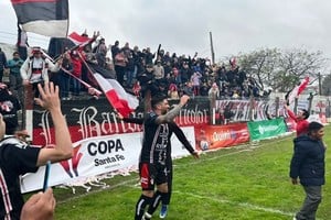 Eliminó al Tate...va por Colón. El festejo merecido de Atlético y Tiro de Reconquista avanzando en la Copa Santa Fe. En la temporada pasada, lo eliminó a Unión y perdió por penales con Rafaela. Ahora, desde las 18 de este domingo, quiere sacar a Colón de la competencia provincial y meterse en semifinales.