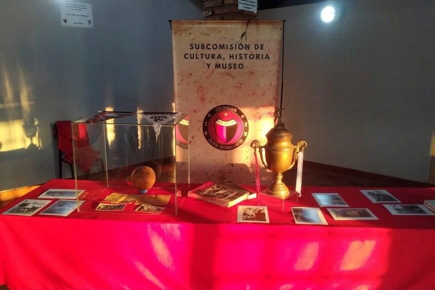 La copa volvió al club y ya está en el Museo Sabalero. Foto: Gentileza Subcomisión de Cultura, Historia y Museo del Club Atlético Colón
