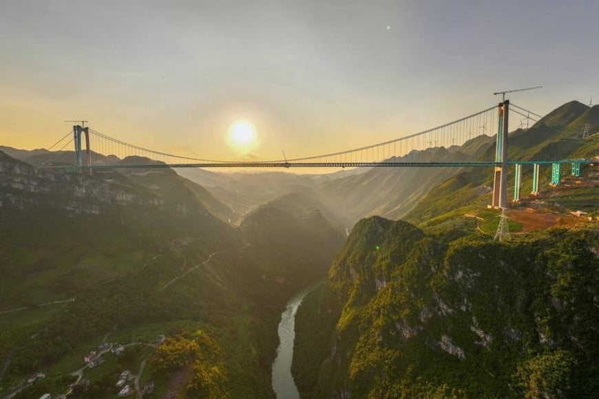 La estructura colgante, con su tablero suspendido a 625 metros sobre el río Beipan, ofrecerá a los visitantes una experiencia única.