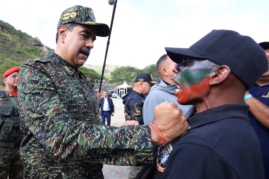 Venezuela's President Nicolas Maduro decorates a member of the special forces during the closing ceremony of the second Revolutionary Special Operations Course (COER), held at the Command Action Group of the Bolivarian National Guard at Macarao parish, in Caracas, Venezuela, August 28, 2025. Miraflores Palace/Handout via REUTERS THIS IMAGE HAS BEEN SUPPLIED BY A THIRD PARTY