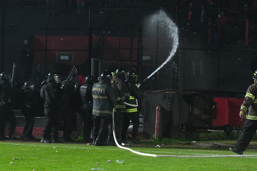 Una de las postales de los incidentes ante Mitre de Santiago del Estero. Crédito: Manuel Fabatía