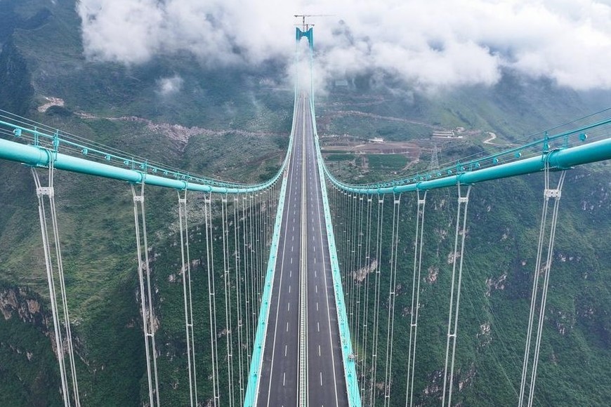 El puente se completó en poco más de tres años, cuando en otras partes del mundo obras similares requieren entre cinco y diez años.