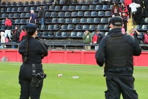 Nuevas prohibiciones para la tribuna rojinegra. Crédito: Manuel Fabatía