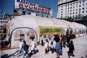 Imagen de 1999. Carpa Blanca docente, también llamada "La Carpa de la Dignidad". Símbolo de la resistencia del sector y la lucha por sus derechos. Gentileza